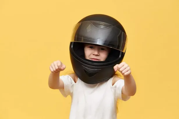 Orang Tua Merapat! Ini Tips dan Trik Aman Membonceng Anak Pakai Motor di Jalan Raya