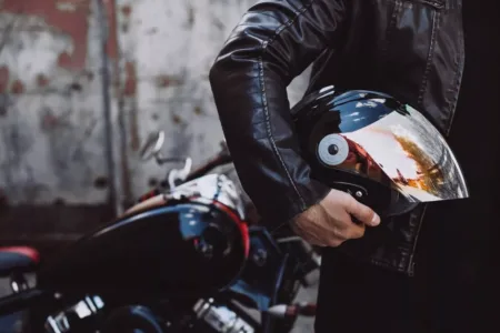 Jangan Asal Simpan Cek Tips dan Trik Merawat Helm Motor Agar Tetap Awet dan Wangi Ini Sederet Aksesoris yang Wajib Digunakan Saat Mengendarai Motor, Apa Saja?