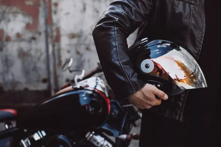 Jangan Asal Simpan Cek Tips dan Trik Merawat Helm Motor Agar Tetap Awet dan Wangi Ini Sederet Aksesoris yang Wajib Digunakan Saat Mengendarai Motor, Apa Saja?