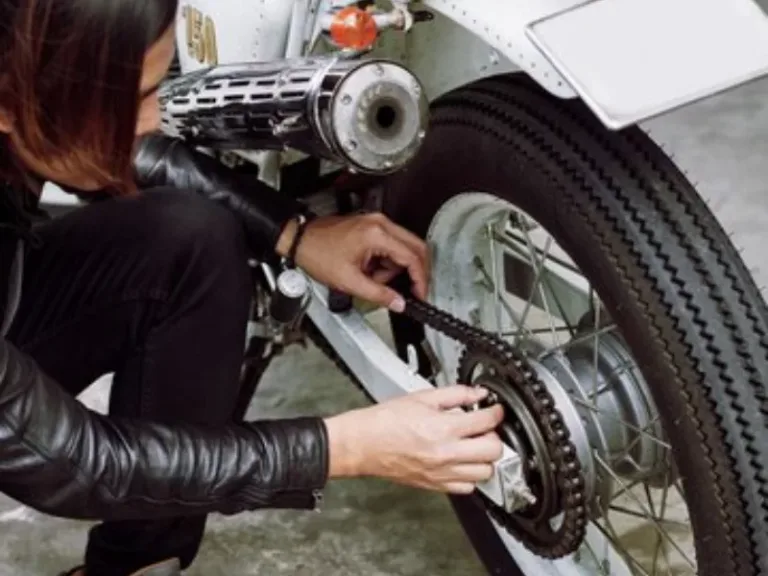 Sudah Tahu Belum? Ini Akibatnya Jika Tidak Ganti Oli Gardan Motor, Bisa Bikin Rusak Lho Berikut waktu yang tepat untuk melakukan service motor.