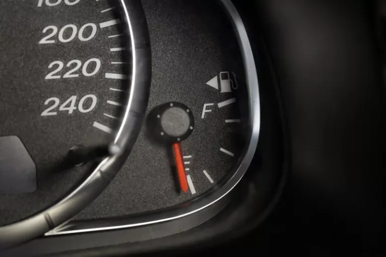 Indikator E di MotorMobil: 3 Fakta Sisa Bahan Bakar yang Perlu Kamu Tahu Tips Supaya Bensin Mobil jadi Lebih Irit dan Anti Boros, Gini Caranya...