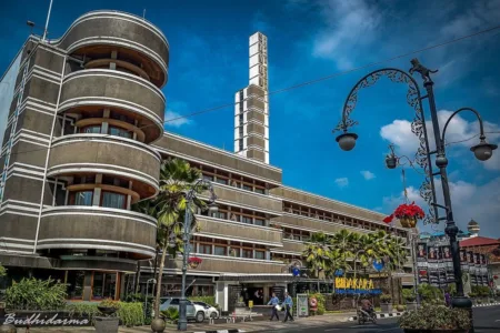 Liburan Bandung 2025: Panduan Wisata, Itenerary, Akomodasi, Kuliner, dan Tips Wisata Hemat Liburan Bandung 2025 – Panduan Wisata, (foto: Savoy Homann/Wikipedia)